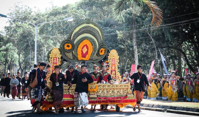 Exploring Cultural Etiquette and Customs Around the Globe